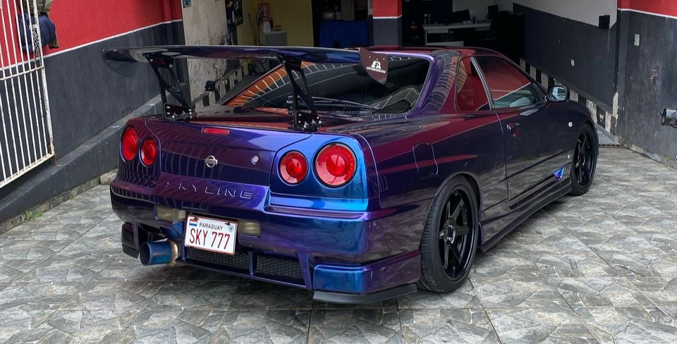Carro de luxo brilhando